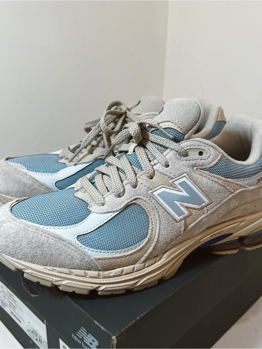 New in Box New Balance Unisex 2002R Sneakers - Picture 7 of 10
